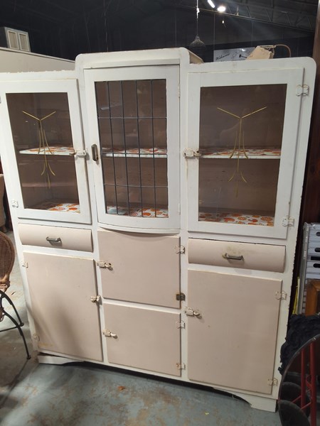Lot 290 - KITCHEN CABINET