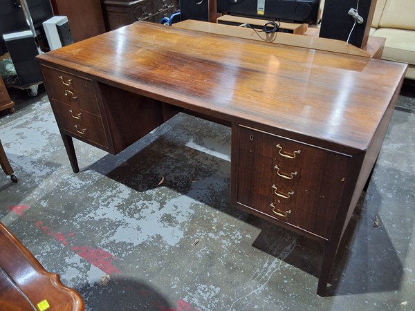 Lot 178 - DESK