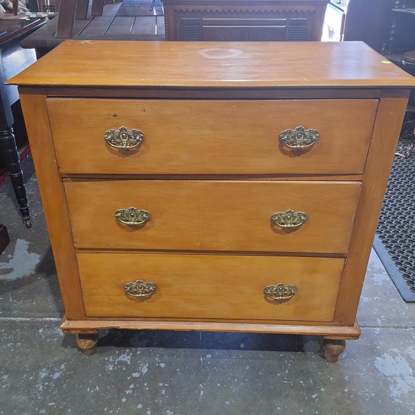 Lot 47 - CHEST OF DRAWERS