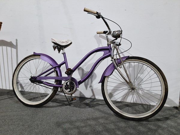 Lot 305 - CRUISER PUSH BIKE