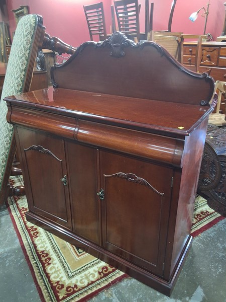 Lot 71 - CHIFFONIER