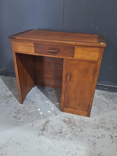 Lot 221 - DESK