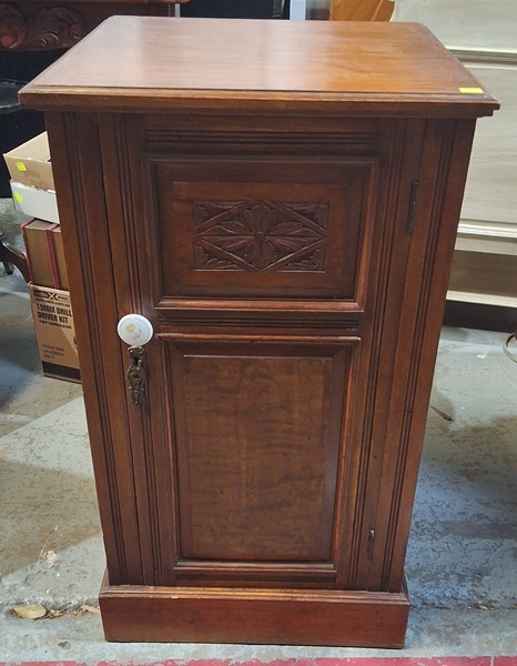 Lot 280 - BEDSIDE CABINET