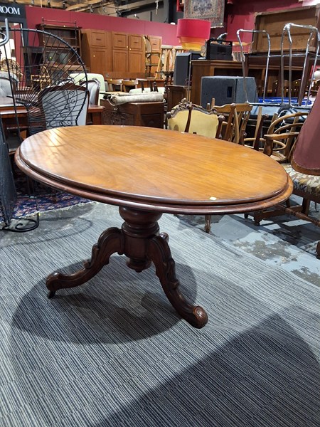 Lot 262 - LOO TABLE