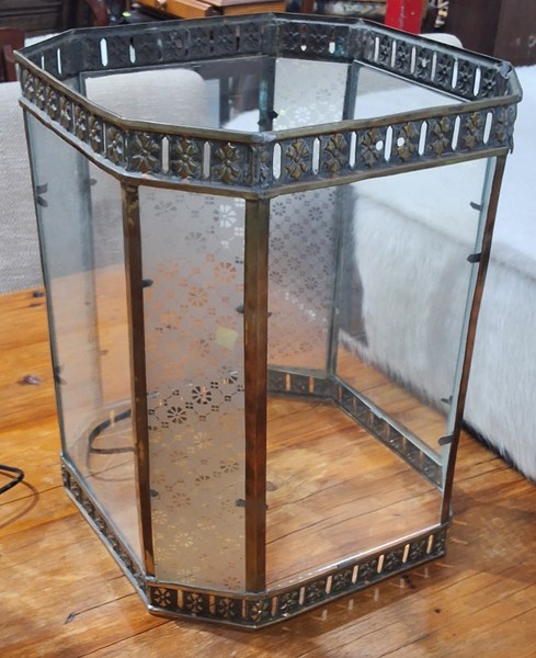 Lot 504 - LANTERN GLASS