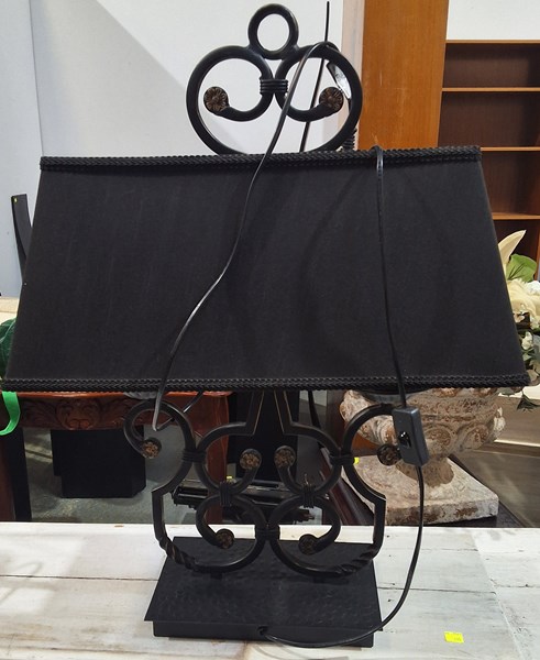 Lot 501 - TABLE LAMP