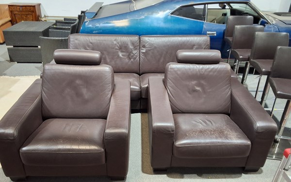 Lot 397 - LOUNGE SUITE