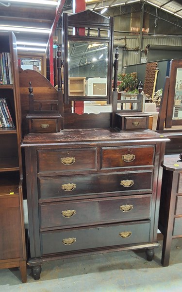 Lot 469 - DUCHESS CHEST