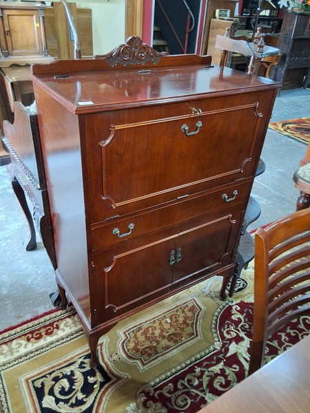 Lot 87 - COCKTAIL CABINET