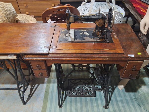Lot 368 - SEWING TABLE