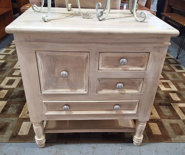 Lot 496 - CHEST OF DRAWER
