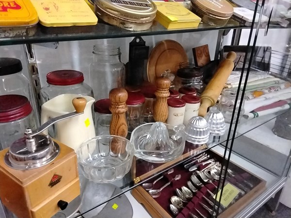 Lot 1494 - ASSORTED VINTAGE KITCHEN WARES