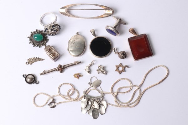 Lot 1049 - JEWELLERY