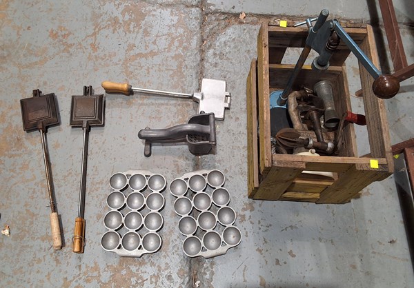 Lot 285 - VINTAGE COOKWARE