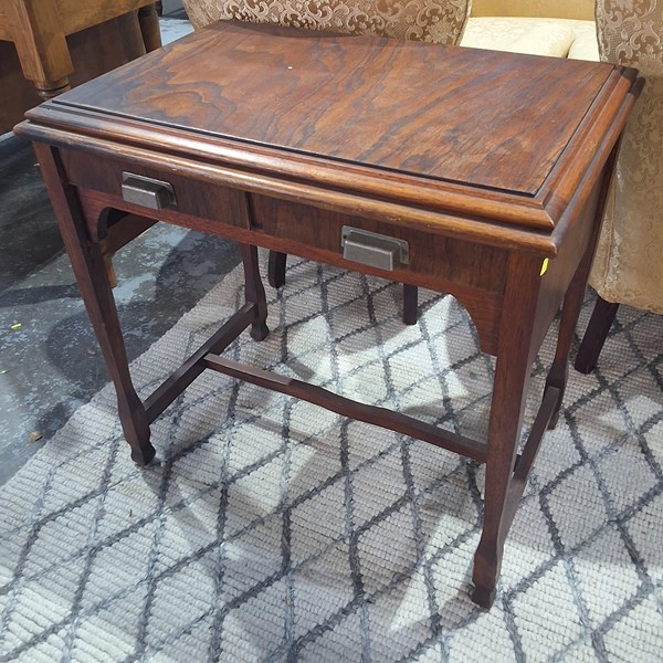 Lot 127 - PETITE DESK