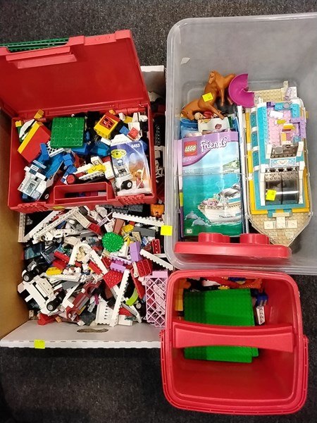 Lot 1274 - A LOT OF LEGO