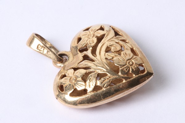 Lot 1015 - GOLD PENDANT