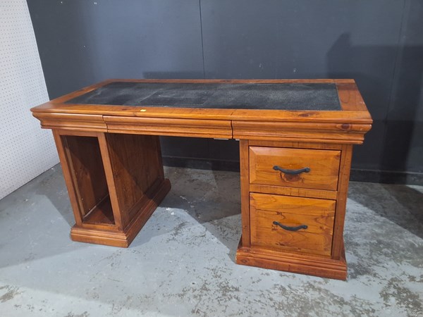 Lot 223 - DESK