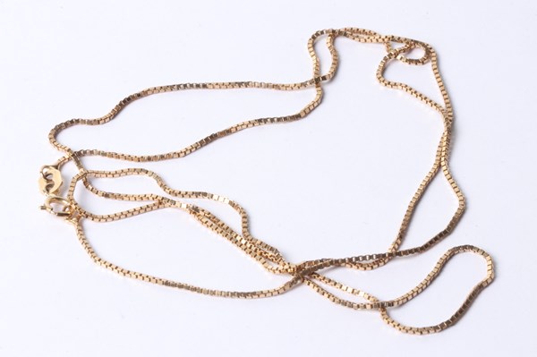 Lot 1027 - GOLD NECKLACE