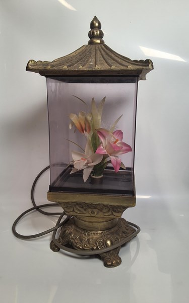 Lot 1300 - FLOWER LAMP