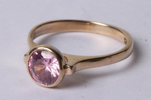 Lot 1016 - GOLD RING