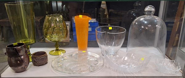Lot 1200 - GLASS & CERAMICS