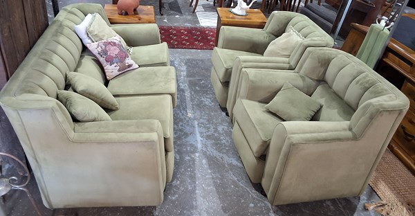Lot 346 - LOUNGE SUITE