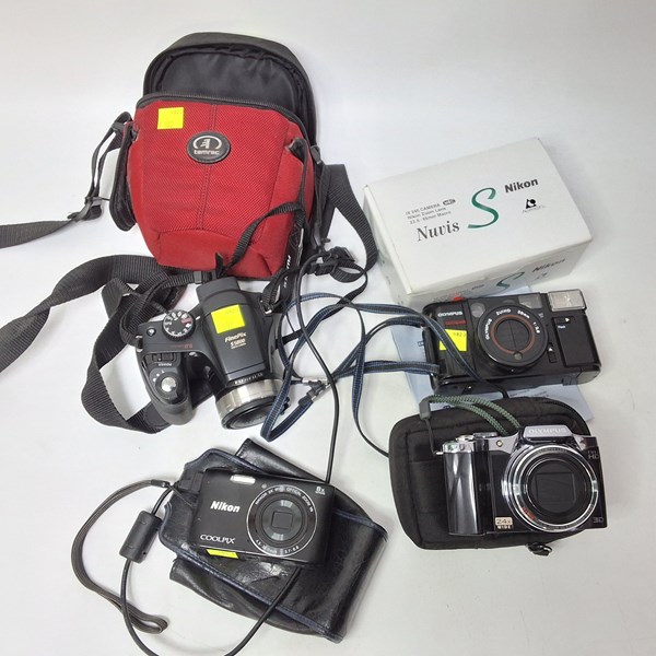 Lot 1380 - CAMERAS