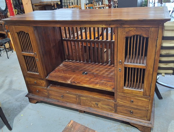 Lot 331 - ENTERTAINMENT CABINET