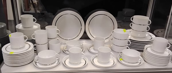 Lot 1233 - DINNER SERVICE