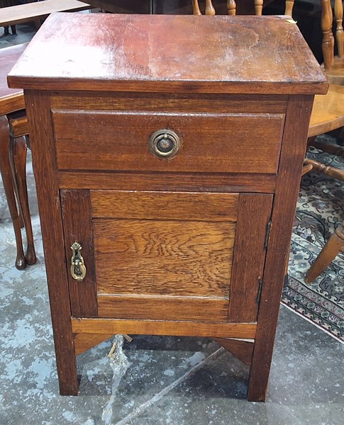 Lot 96 - BEDSIDE CABINET