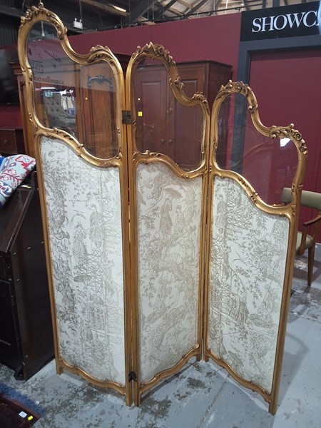 Lot 55 - DIVIDING SCREEN