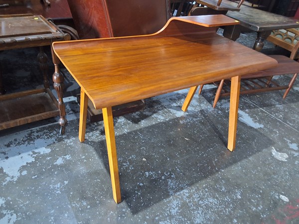 Lot 19 - DESK