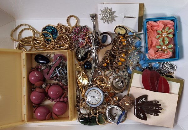 Lot 1046 - JEWELLERY