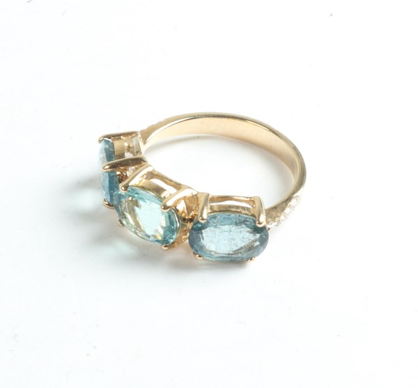 Lot 1021 - AQUAMARINE RING