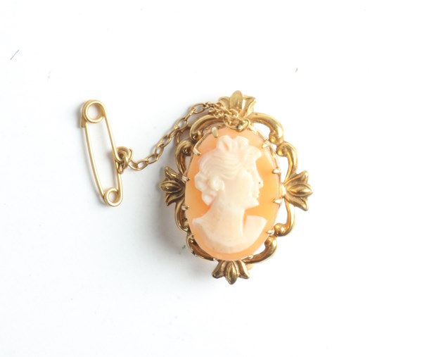Lot 1004 - GOLD BROOCH