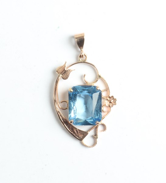 Lot 1028 - GOLD PENDANT