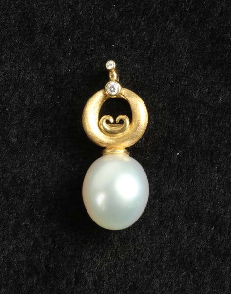 Lot 1027 - GOLD PENDANT