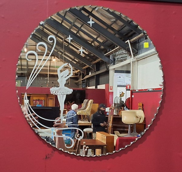 Lot 7 - WALL MIRROR
