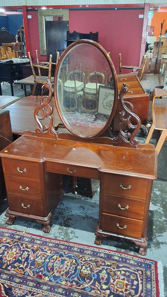 Lot 104 - DRESSING TABLE
