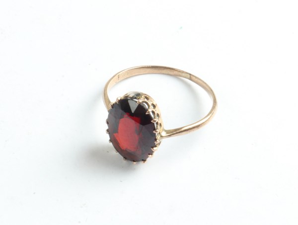 Lot 1011 - GARNET RING