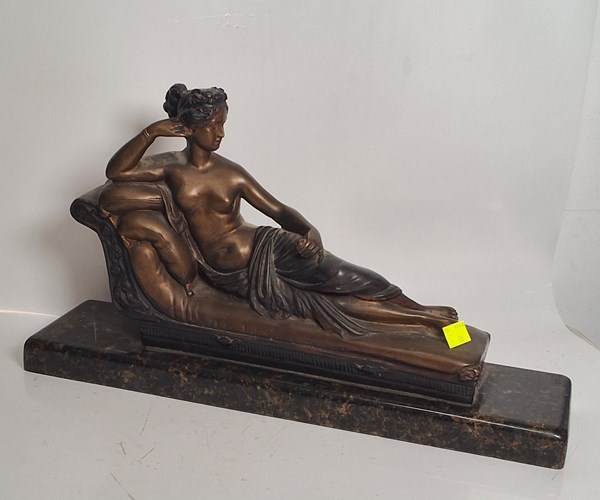Lot 1438 - MANTEL FIGURE