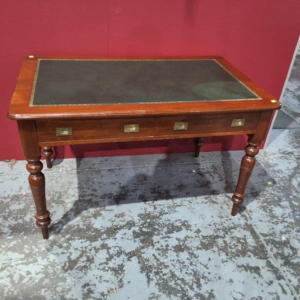 Lot 35 - DESK