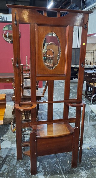 Lot 32 - HALLSTAND