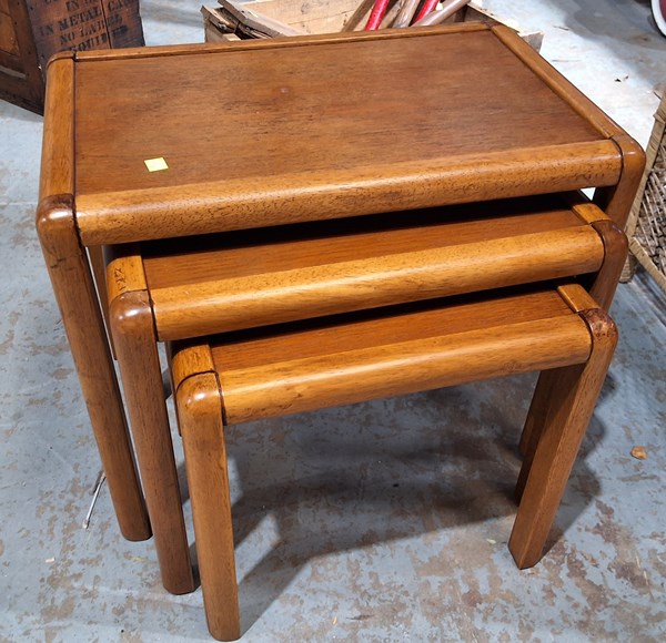 Lot 260 - NESTING TABLES