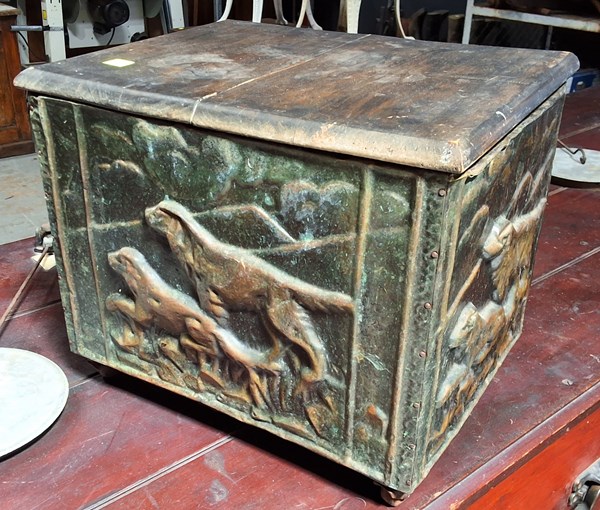 Lot 263 - KINDLING BOX