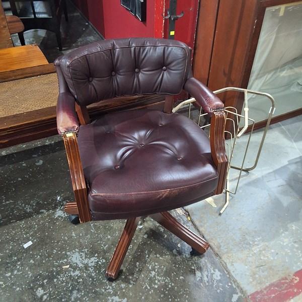Lot 38 - OFFICE CHAIR