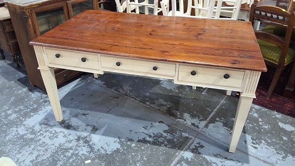 Lot 135 - DESK