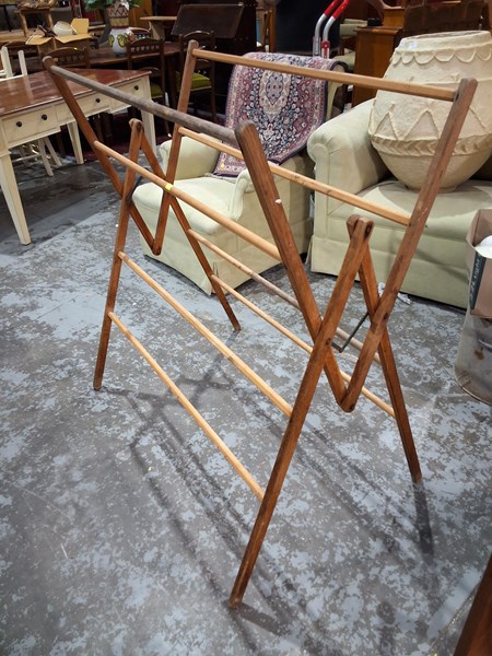 Lot 386 - CLOTHES AIRER