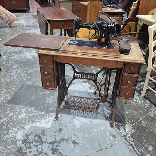 Lot 275 - SEWING MACHINE